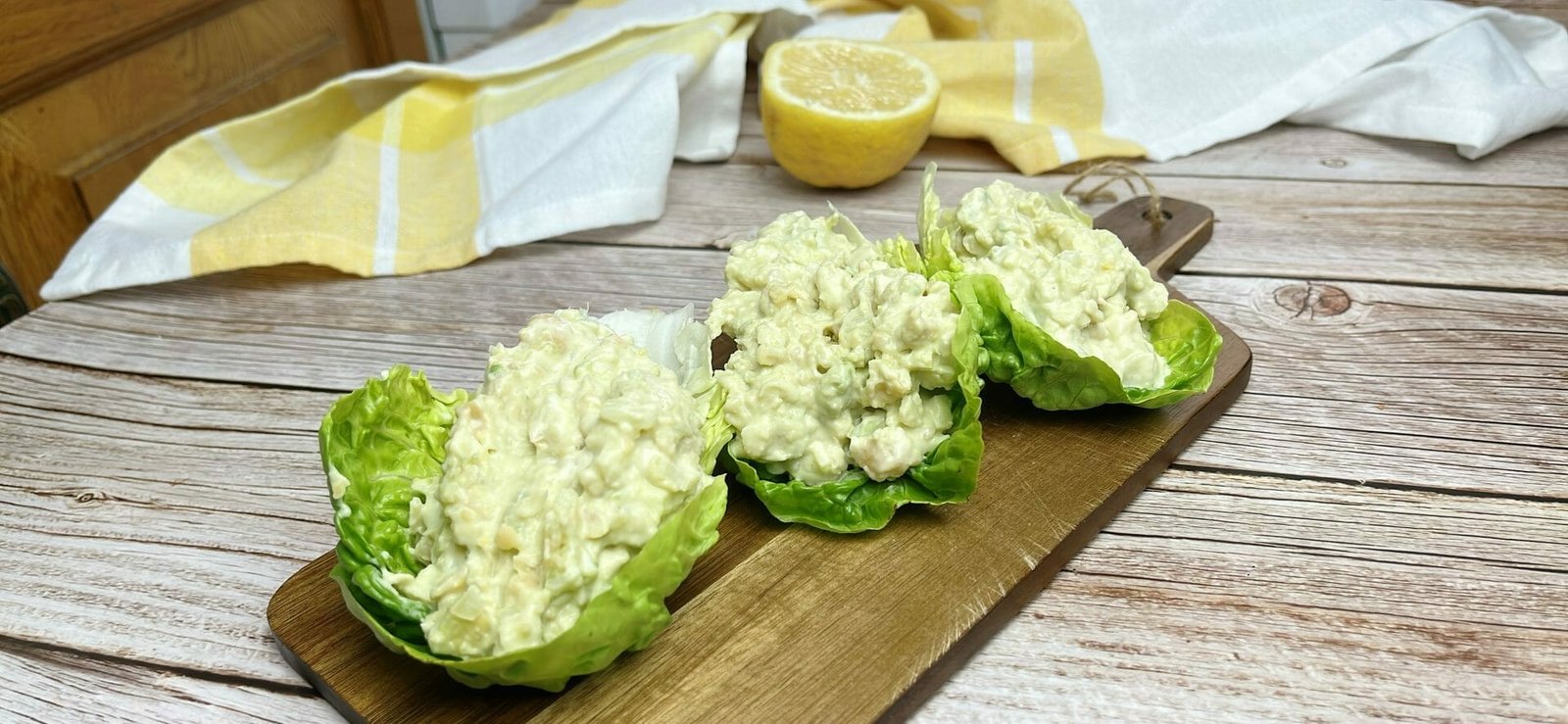 En esta imagen tenemos unos tacos con hojas de lechuga